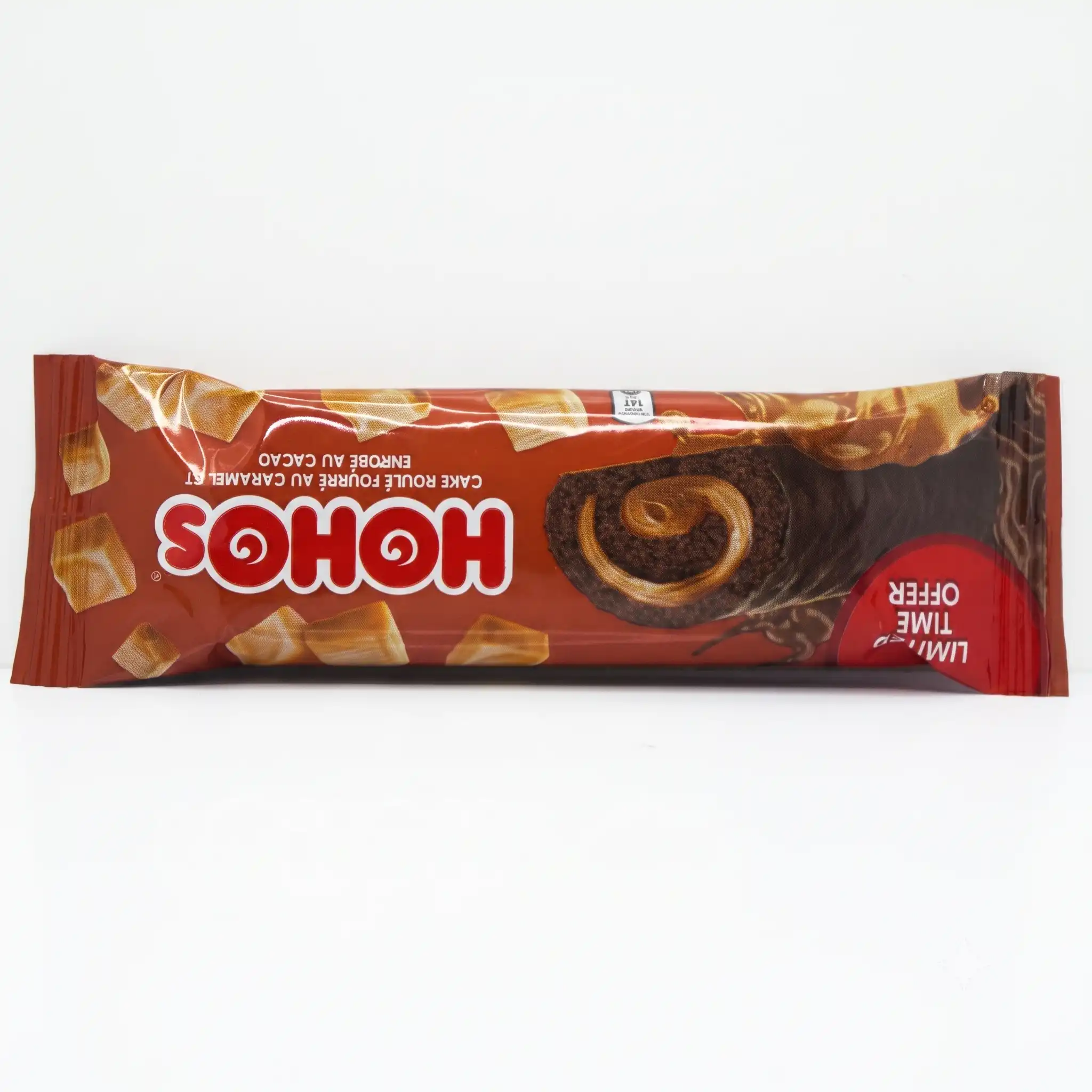 cake roulé fourré au caramel et enrobé au cacao